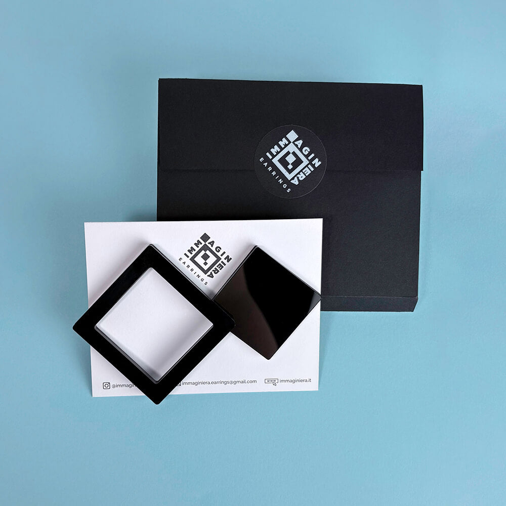 PienoVuoto Rombo – Orecchini Asimmetrici in Plexiglas