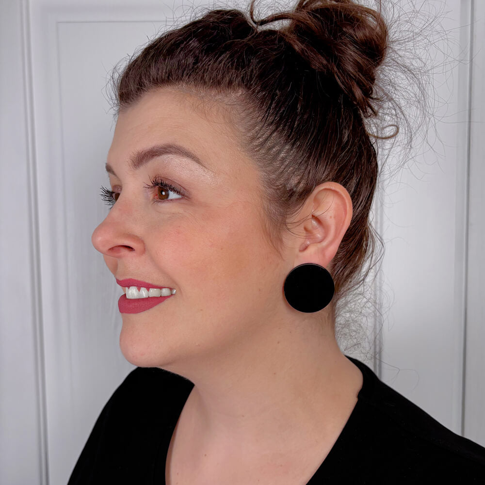 Tondo M – Orecchini in Plexiglas essenziali