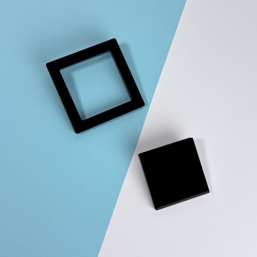 PienoVuoto Rombo – Orecchini Asimmetrici in Plexiglas