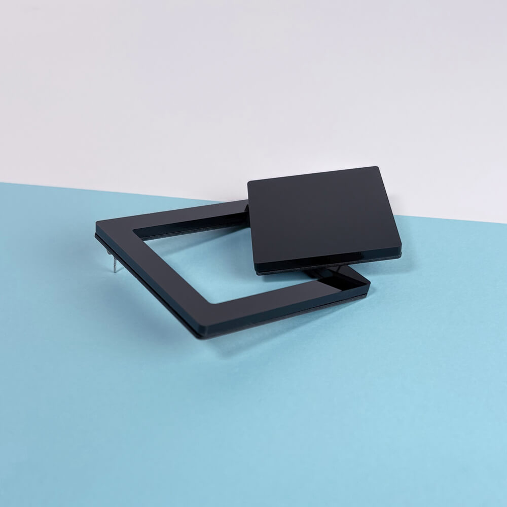 PienoVuoto Rombo – Orecchini Asimmetrici in Plexiglas