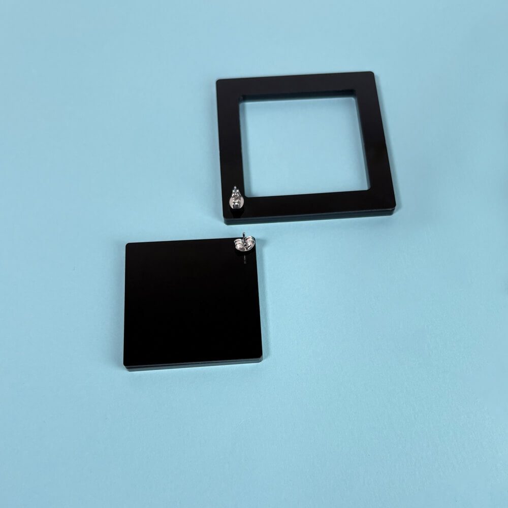 PienoVuoto Rombo – Orecchini Asimmetrici in Plexiglas