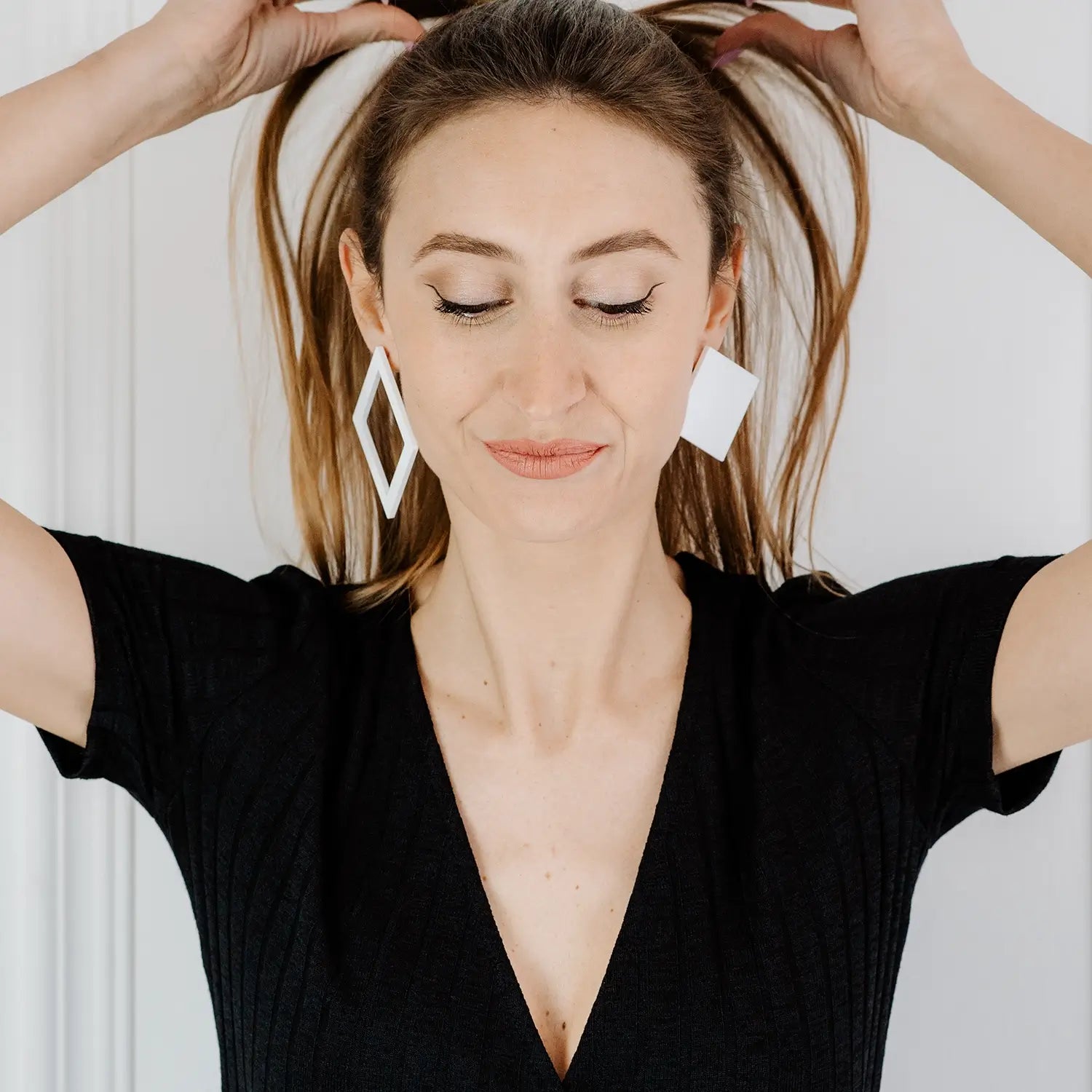 PienoVuoto Rombo – Orecchini Asimmetrici in Plexiglas