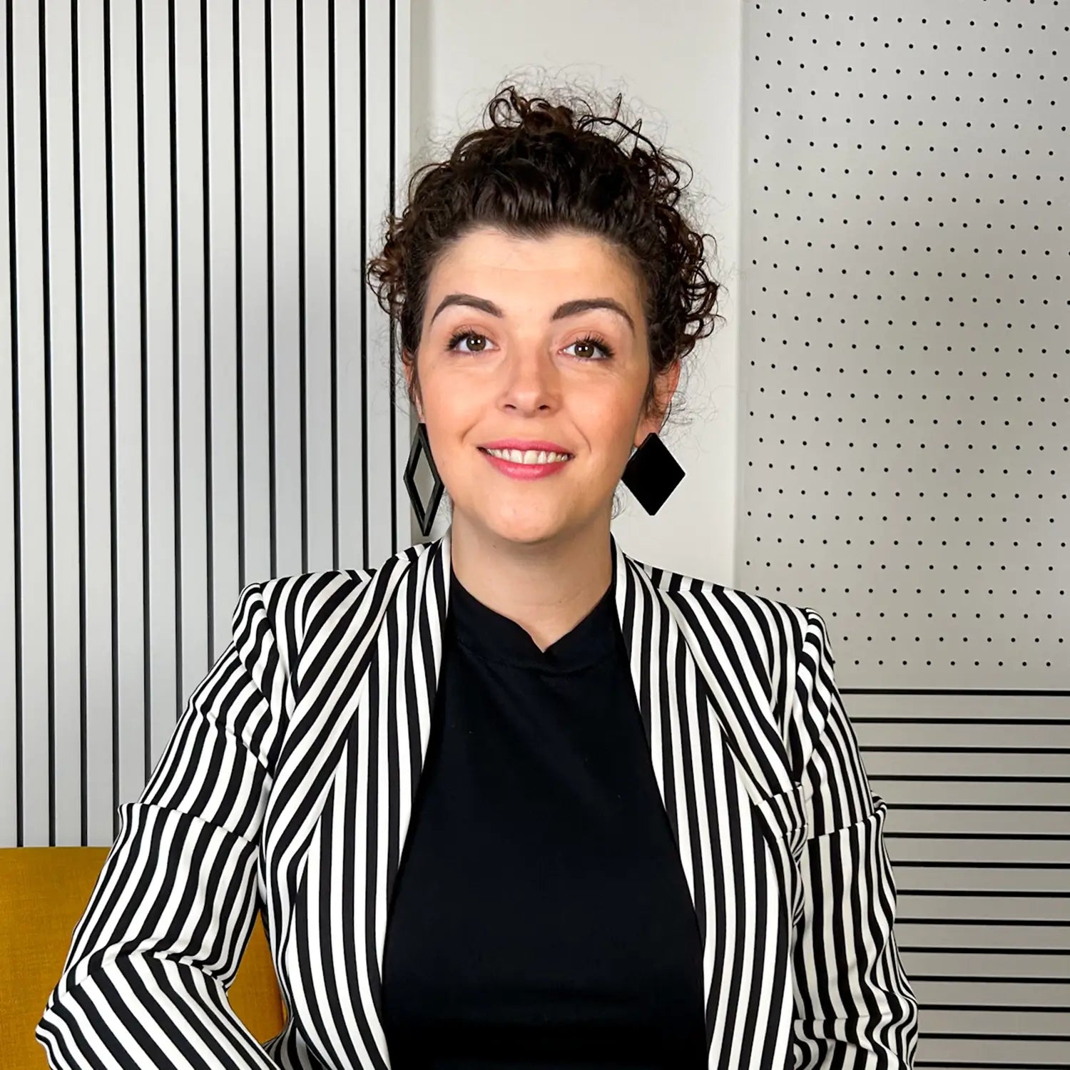 PienoVuoto Rombo – Orecchini Asimmetrici in Plexiglas